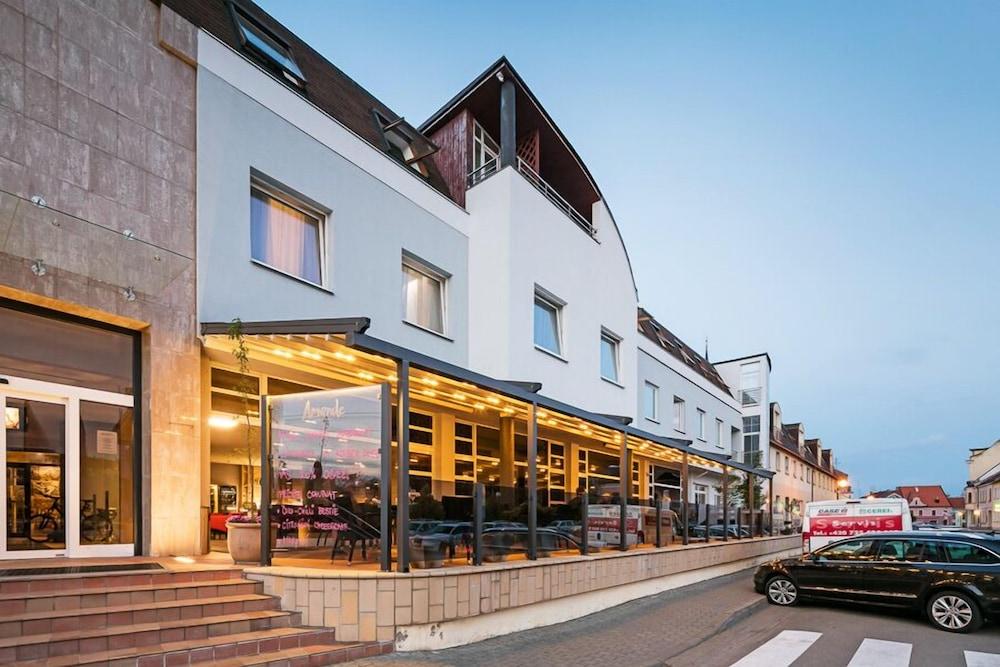 Wine Wellness Hotel Amande Hustopece Exterior photo