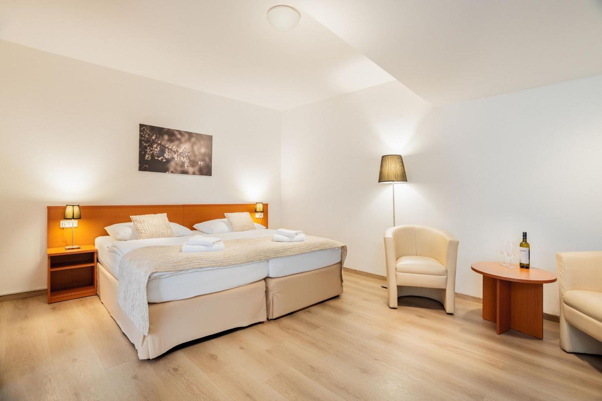 Wine Wellness Hotel Amande Hustopece Exterior photo