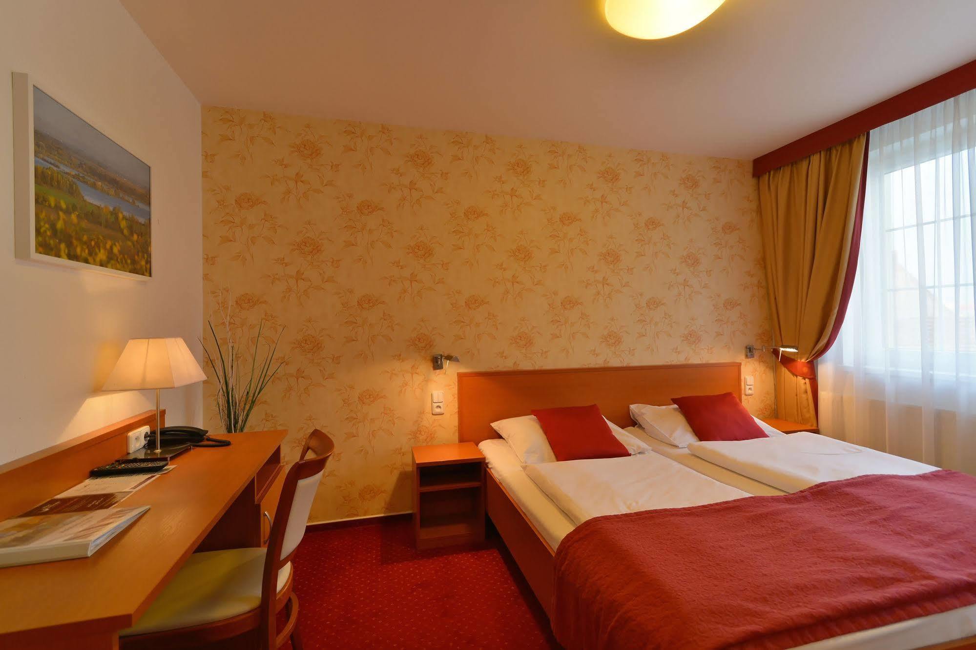 Wine Wellness Hotel Amande Hustopece Exterior photo